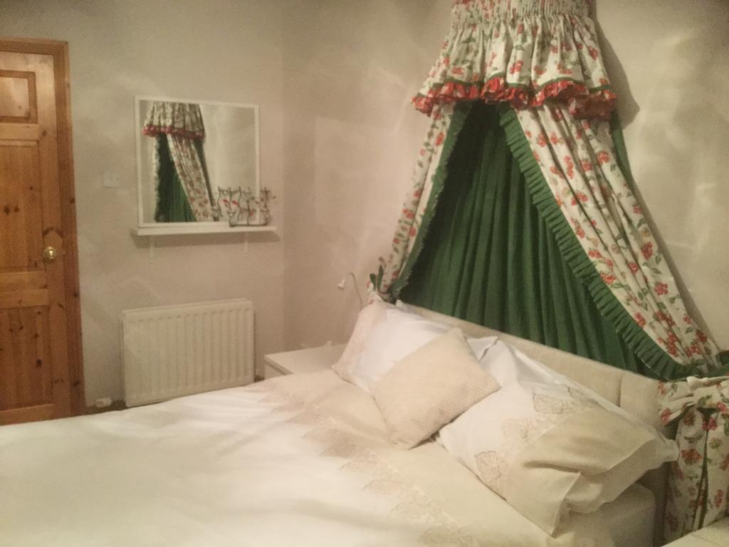 Five Oaks Bed & Breakfast Лъндъндери Стая снимка