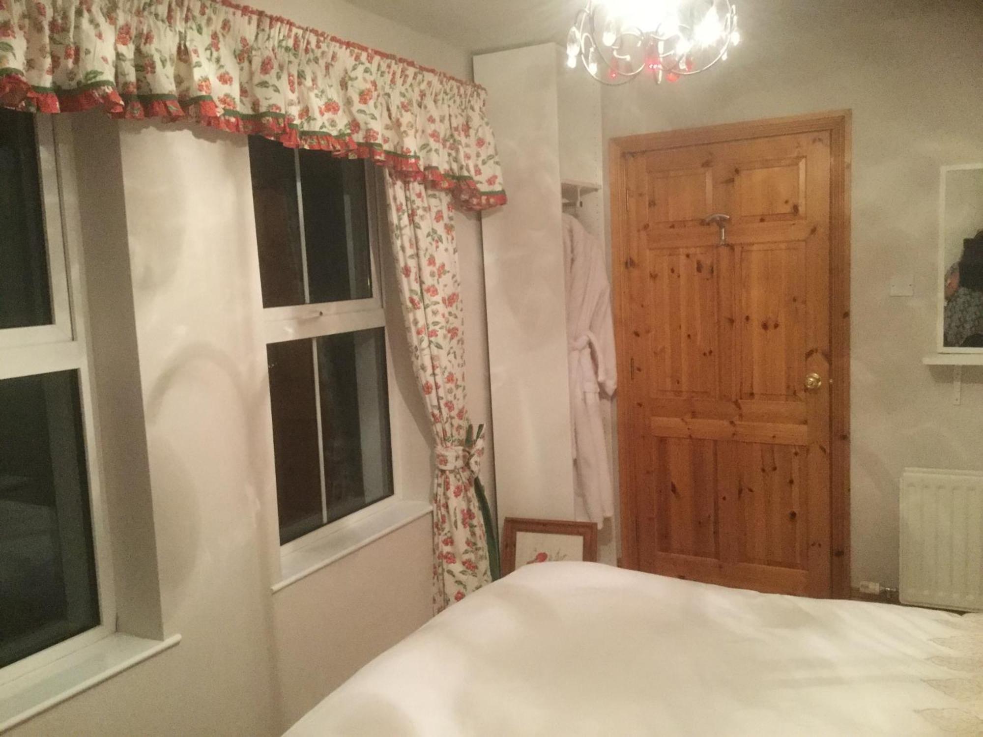 Five Oaks Bed & Breakfast Лъндъндери Стая снимка