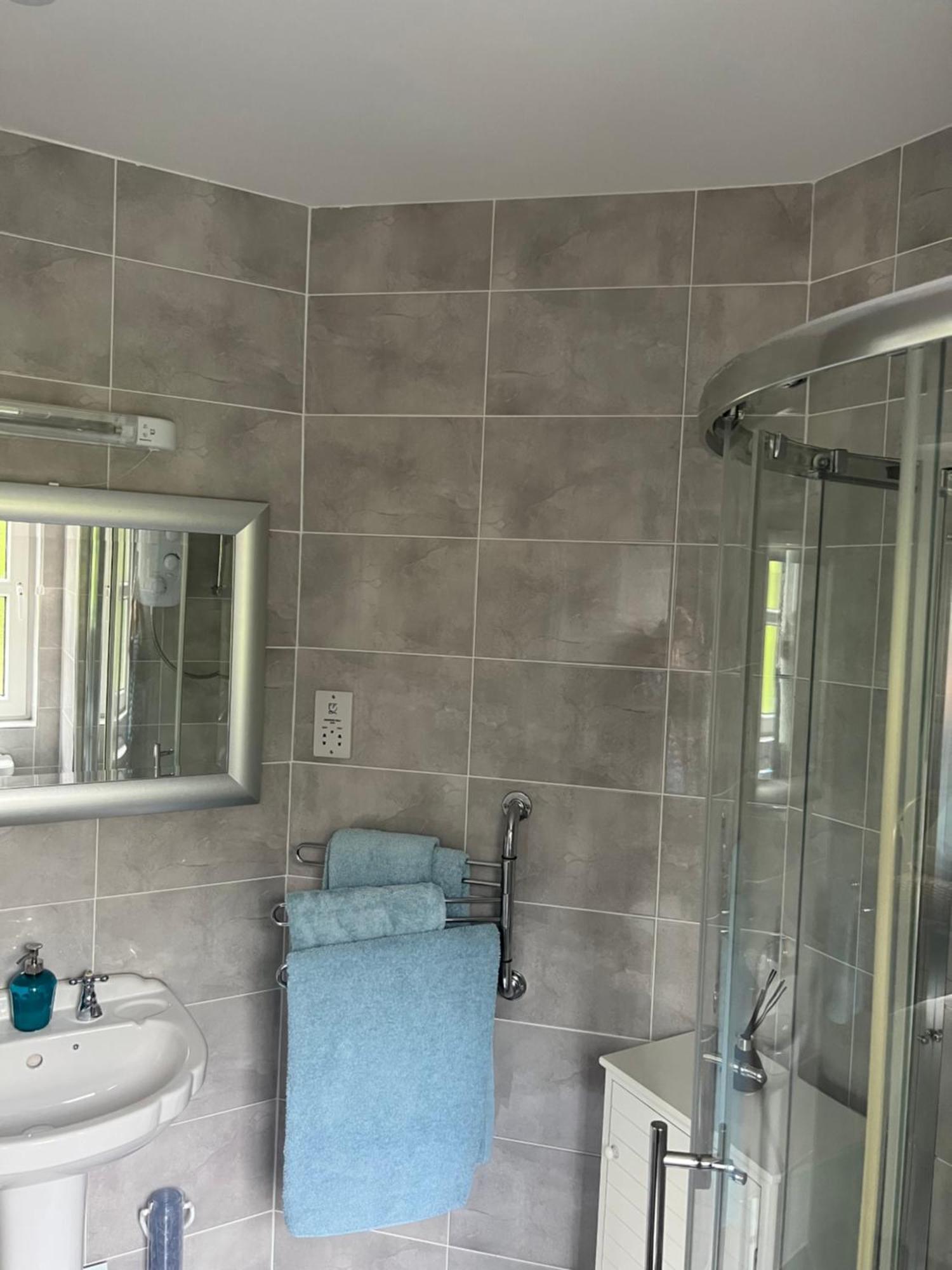 Five Oaks Bed & Breakfast Лъндъндери Екстериор снимка