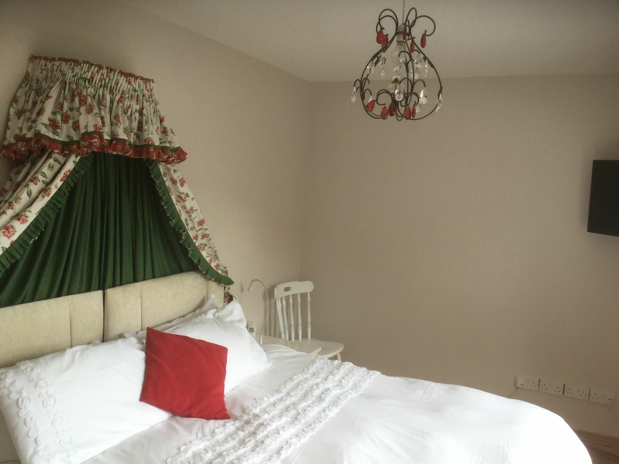 Five Oaks Bed & Breakfast Лъндъндери Екстериор снимка